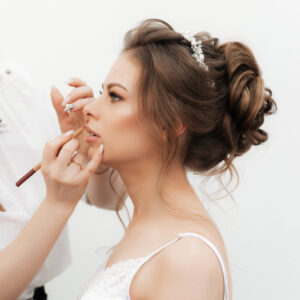 Klassisk brudemakeup med lette smokey eyes og rosenkind, udført af stylist i hvidovre.