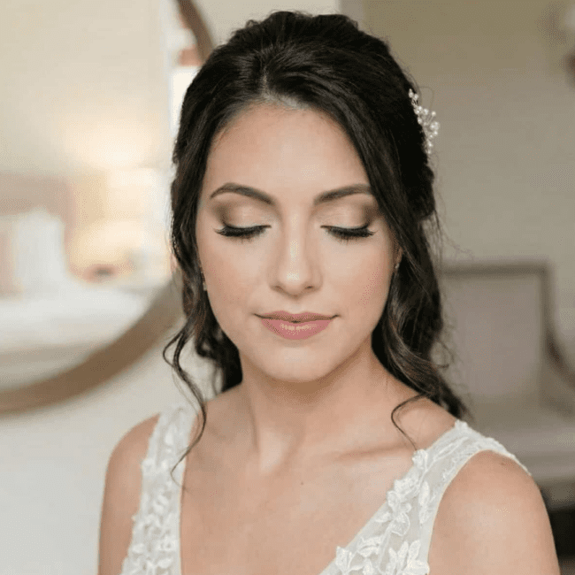 Naturlig brudemakeup med fokus på hudens glød og diskrete toner, udført af makeup artist i Hvidovre.