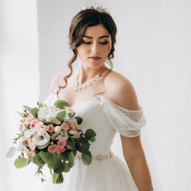 Bløde bølger og brudemakeup til bryllupsfest i Hvidovre.