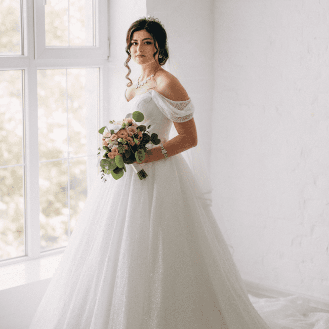 Bløde bølger og brudemakeup til bryllupsfest i Hvidovre.