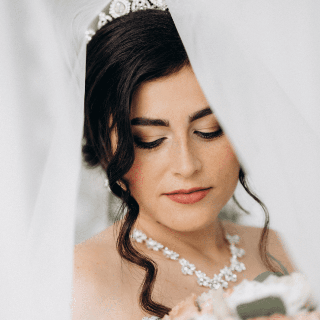 Nærbillede af øjenmakeup: Elegante jordfarver og definerede bryn til brudemakeup.