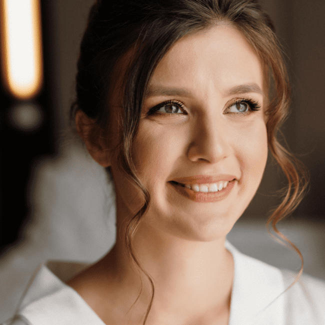 Nærbillede af brudeopsætning: Elegant opsat hår og elegant brudemakeup - frisk og let look til en smuk brud.