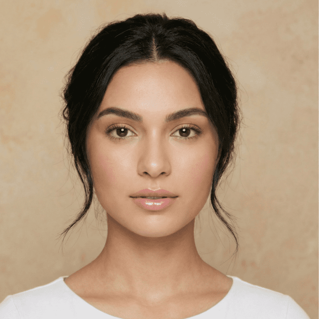 Før og Efter billede af naturlig brudemakeup og hårstyling med glødende hud.