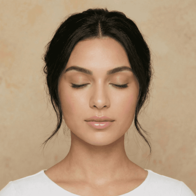 Før og Efter billede af naturlig brudemakeup og hårstyling med glødende hud.