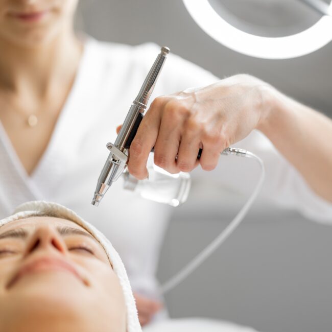 Vi udfører en ikke-invasiv iltbehandling på en klient for at fremme hårvækst og hovedbundens sundhed.