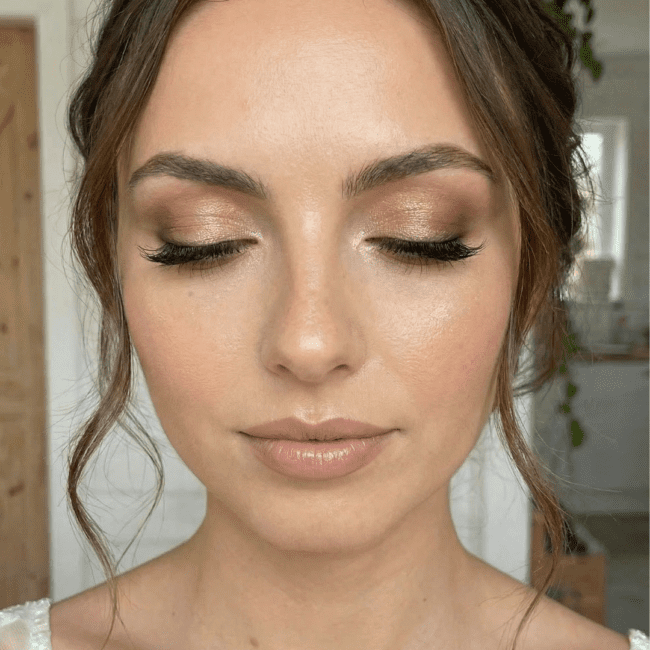 Fokus på øjne: Detaljeret aftenmakeup / bryllupsmakeup med glimmer og eyeliner til festlig anledning.